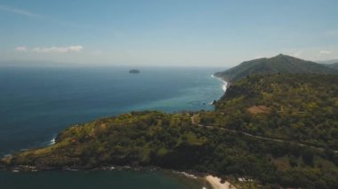 Tropikal manzara, deniz, sahil, dağlar.