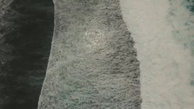 Su yüzeyinde büyük dalgalar, hava manzarası. Bali.