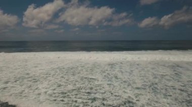 Su yüzeyinde büyük dalgalar, hava manzarası. Bali.