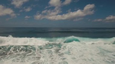 Su yüzeyinde büyük dalgalar, hava manzarası. Bali.