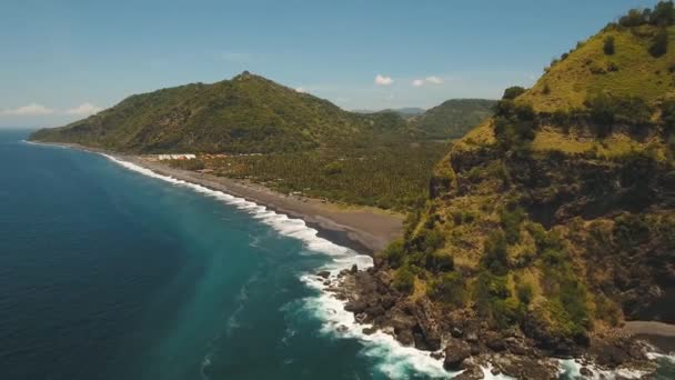 Paysage tropical, mer, plage, montagnes. — Video