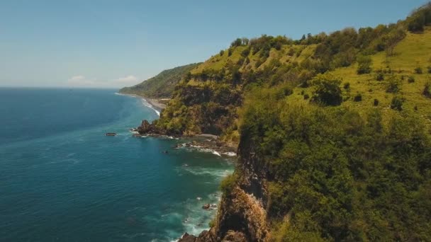Tengeri sziklák, tenger és hullámok Balin, Indonéziában — Stock videók