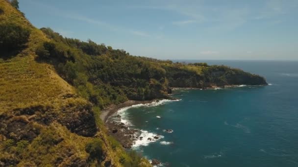 Tengeri sziklák, tenger és hullámok Balin, Indonéziában — Stock videók