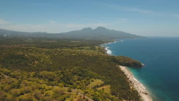Tropická krajina, moře, pláž, hory. — Stock video