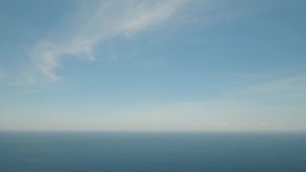 Île rocheuse dans l'océan.