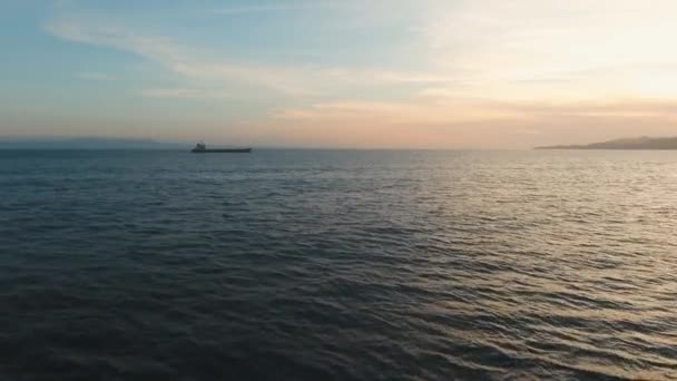 Luftaufnahme der Wasseroberfläche bei Sonnenuntergang. Bali. — Stockvideo