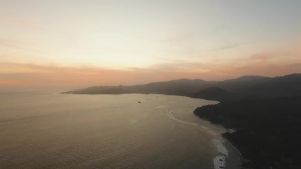 Deniz kıyısında gün batımı. Bali, Endonezya. — Stok video