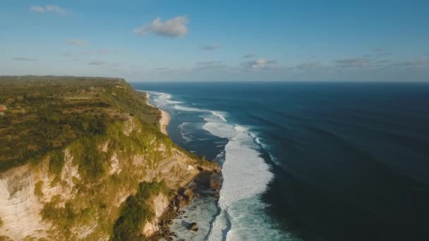 Felsige Küste auf der Insel Bali. Luftaufnahme. — Stockvideo