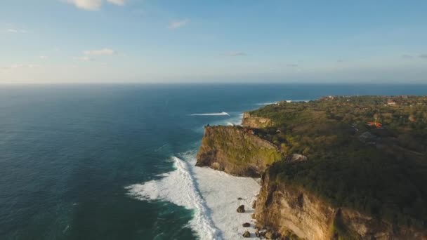 Klippig kustlinje på ön Bali. Flygbild. — Stockvideo