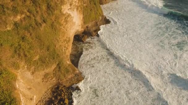 Klippig kustlinje på ön Bali. Flygbild. — Stockvideo