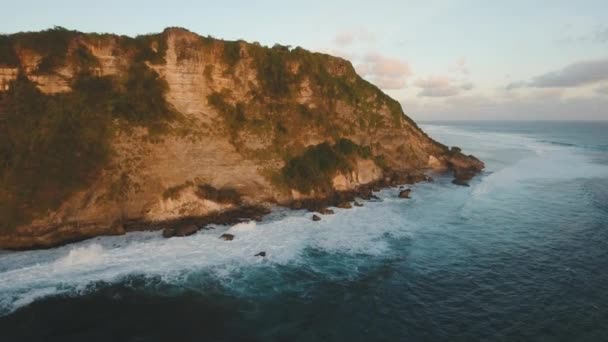 Deniz kıyısında gün batımı. Bali, Endonezya. — Stok video