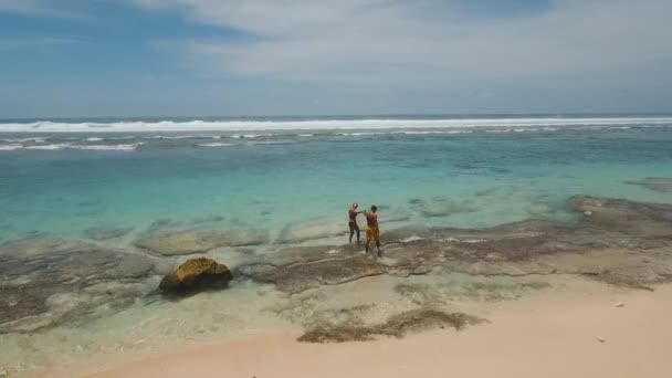 Jovem casal na praia. — Vídeo de Stock