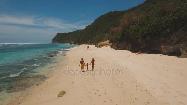 Familj med barn på stranden. — Stockvideo