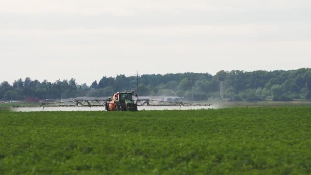 Traktor sprutar gödselmedel fält. — Stockvideo