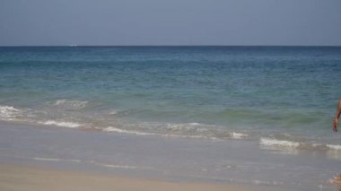 Kız denizden Yüzme sonra gelir..