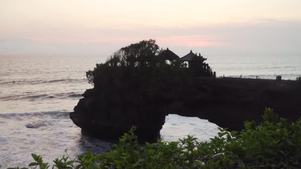 Endonezya 'daki Tanah Lot Bali adasındaki Hindu tapınağı.. — Stok video