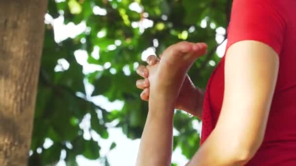 アジアの女の子にマッサージをする女性。インドネシアのバリ. — ストック動画