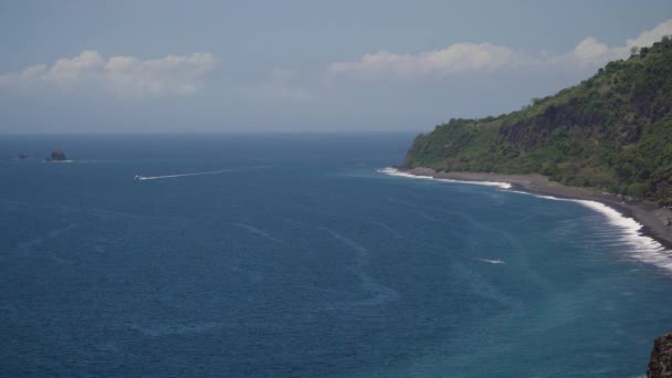Zeegezicht Kliffen, zee en golven op Bali, Indonesië — Stockvideo