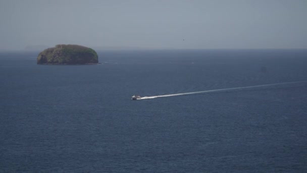 Bateau à moteur sur mer, vue aérienne. Bali, Indonésie 