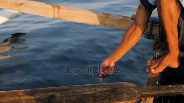 Pescatore cattura il pesce dalla barca — Video Stock