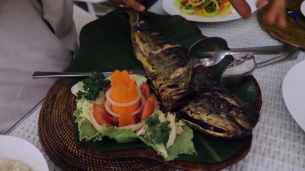 Ψητά ψάρια στη σχάρα σε ένα εστιατόριο — Αρχείο Βίντεο