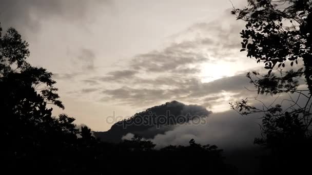 산 일몰 풍경입니다. 발리, 인도네시아. — 비디오