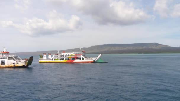 Barco de balsa, no mar, Gilimanuk. Bali, Indonésia . — Vídeo de Stock