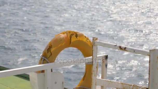 Bóia salva-vidas laranja no navio . — Vídeo de Stock