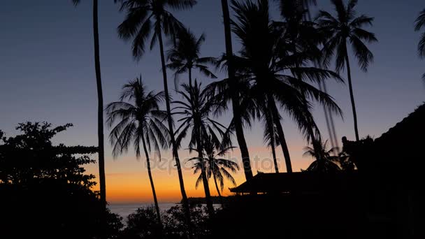 Západ slunce na pobřeží. Bali, Indonésie. — Stock video