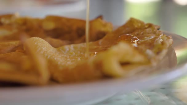 Pannkakor på tallrik med sylt. — Stockvideo