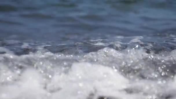 Волна катится в пляж . — стоковое видео
