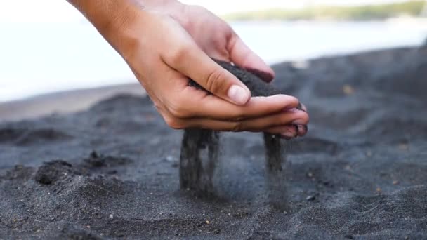 Hand schüttet den Sand. — Stockvideo