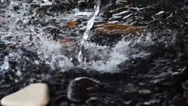 Proud vody nalévá na kameny — Stock video