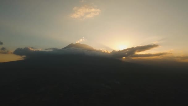 Aktif volkan Gunung Agung Bali, Endonezya 'da. — Stok video