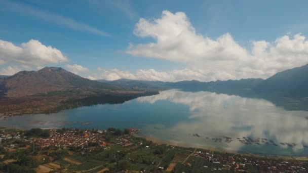 Lago e vulcão Batur. Bali, Indonésia. — Vídeo de Stock