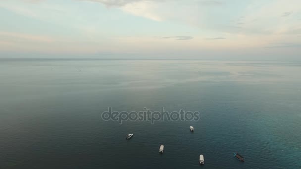 Vista aérea de la superficie del agua al atardecer. Bali. — Vídeo de stock