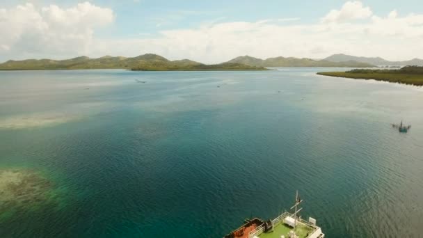 Last- och passagerarfartyg transit port i Dapa staden Flygfoto. Siargao island, Filippinerna. — Stockvideo