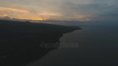 Deniz kıyısında gün batımı. Bali, Endonezya.