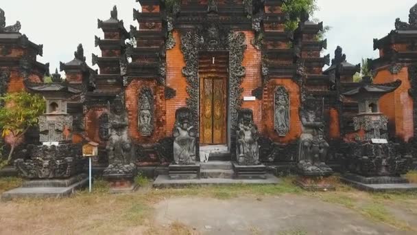 Hinduistický chrám na ostrově Bali, Indonésie. — Stock video