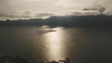 Gün doğumunda göl ve volkan Batur. Bali, Endonezya.