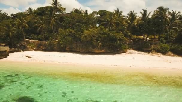 空中查看在一个热带小岛上美丽的海滩。菲律宾，安达地区. — 图库视频影像