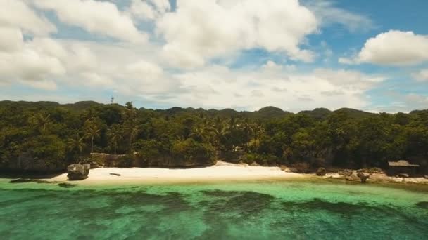 空中查看在一个热带小岛上美丽的海滩。菲律宾，安达地区. — 图库视频影像