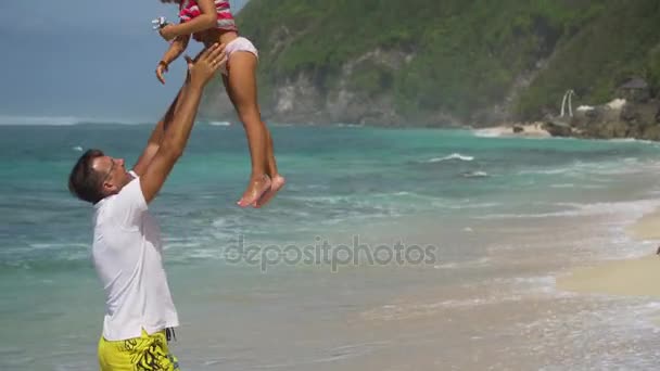 Семья с ребенком на пляже. — стоковое видео