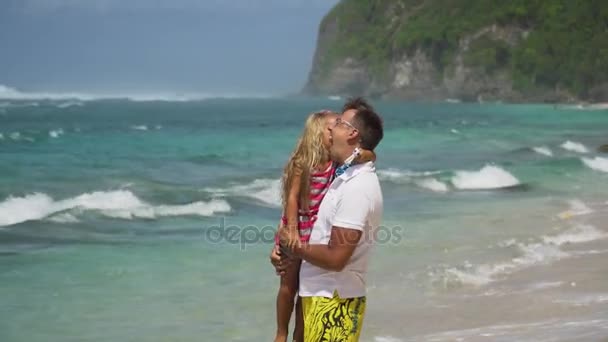 Отец с дочерью с ребенком на пляже . — стоковое видео
