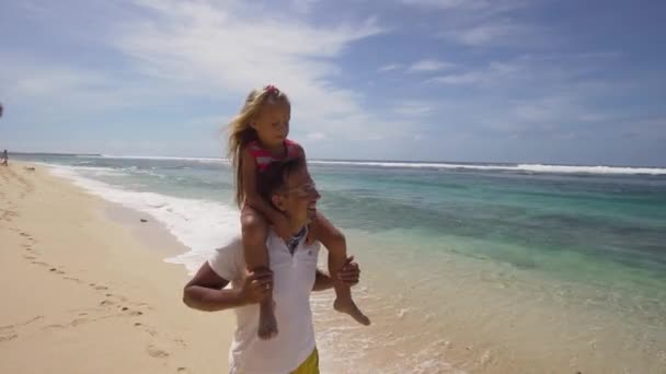 Отец с дочерью с ребенком на пляже . — стоковое видео