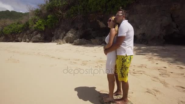 Familie koppel op het strand. — Stockvideo