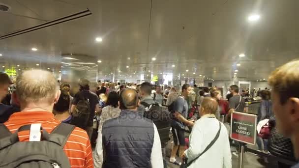 Doha, カタールの空港でセキュリティ チェックとパスポート コントロール — ストック動画