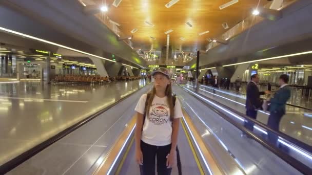 Chica en el aeropuerto internacional de Doha, Qatar . — Vídeos de Stock