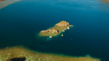 Hava manzaralı tropikal göl, deniz, sahil. Tropikal ada. Busuanga, Palawan, Filipinler.