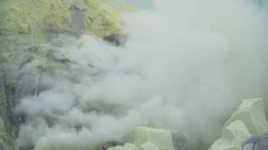 Kawah Ijen'de, kükürt nerede mayınlı volkanik krater.